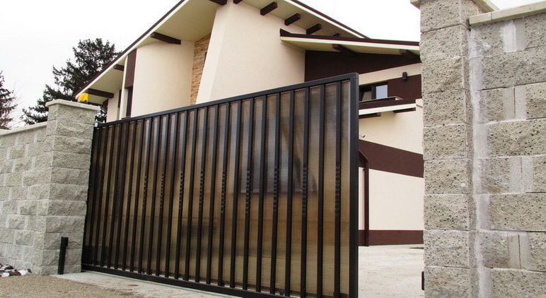 Steel Gate Polycarbonate Plated for Privacy